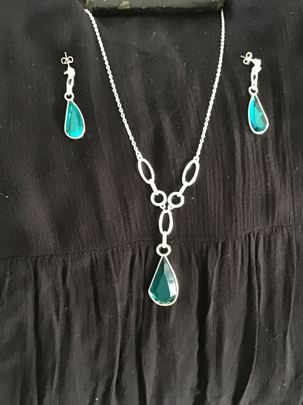 Beautiful Silver Toned Necklace and Earring Set